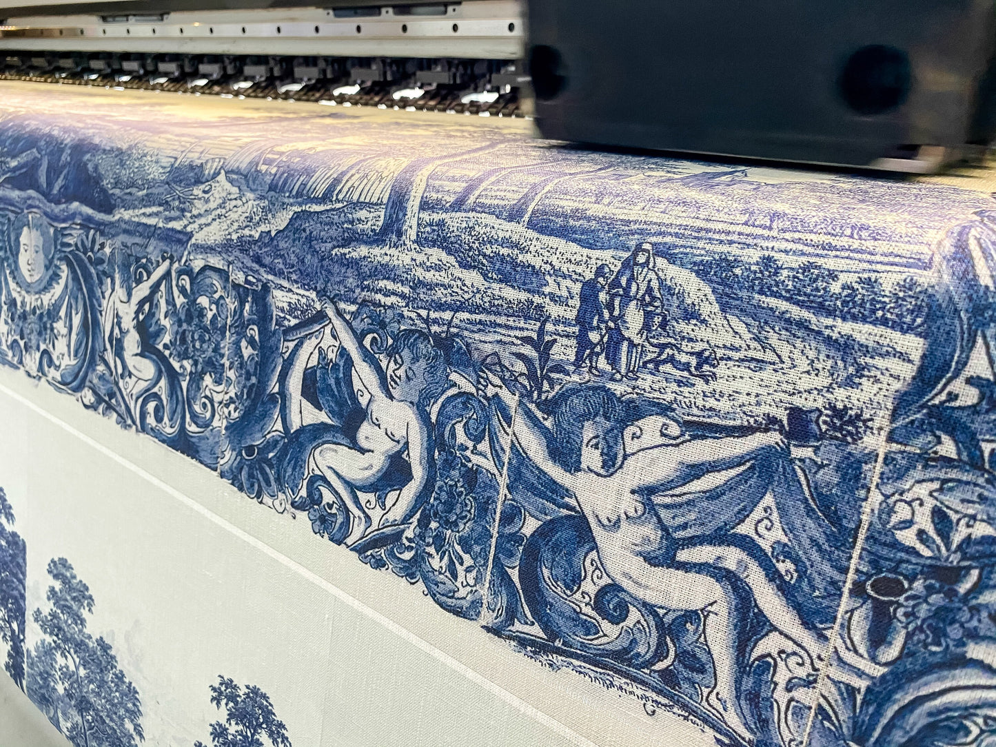 Linen tablecloth, Plaat, beschilderd met een rivierlandschap met kasteel, boerderij en enkele figuren, Frederik van Frytom, 100% linen