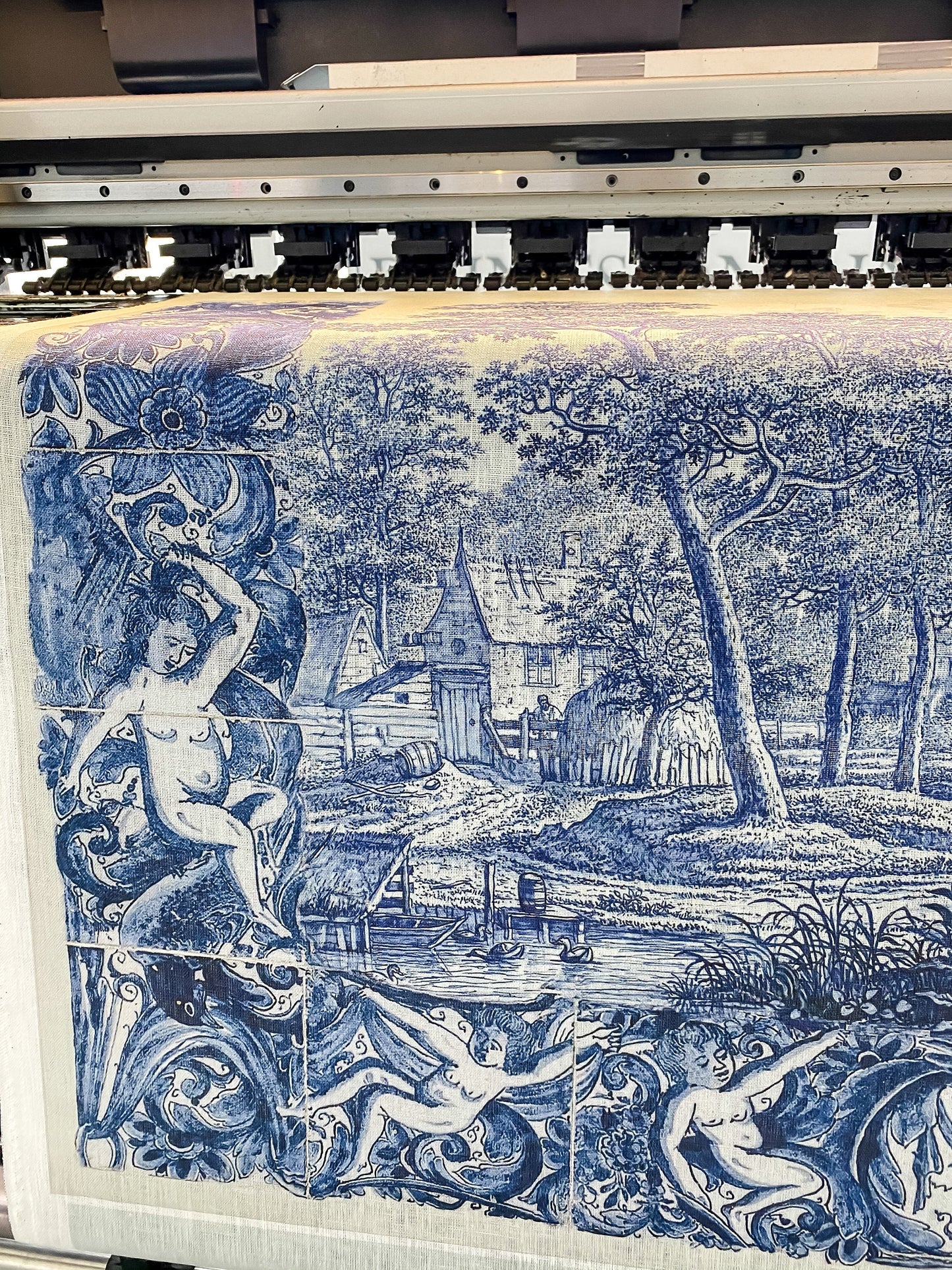 Linen tablecloth, Plaat, beschilderd met een rivierlandschap met kasteel, boerderij en enkele figuren, Frederik van Frytom, 100% linen