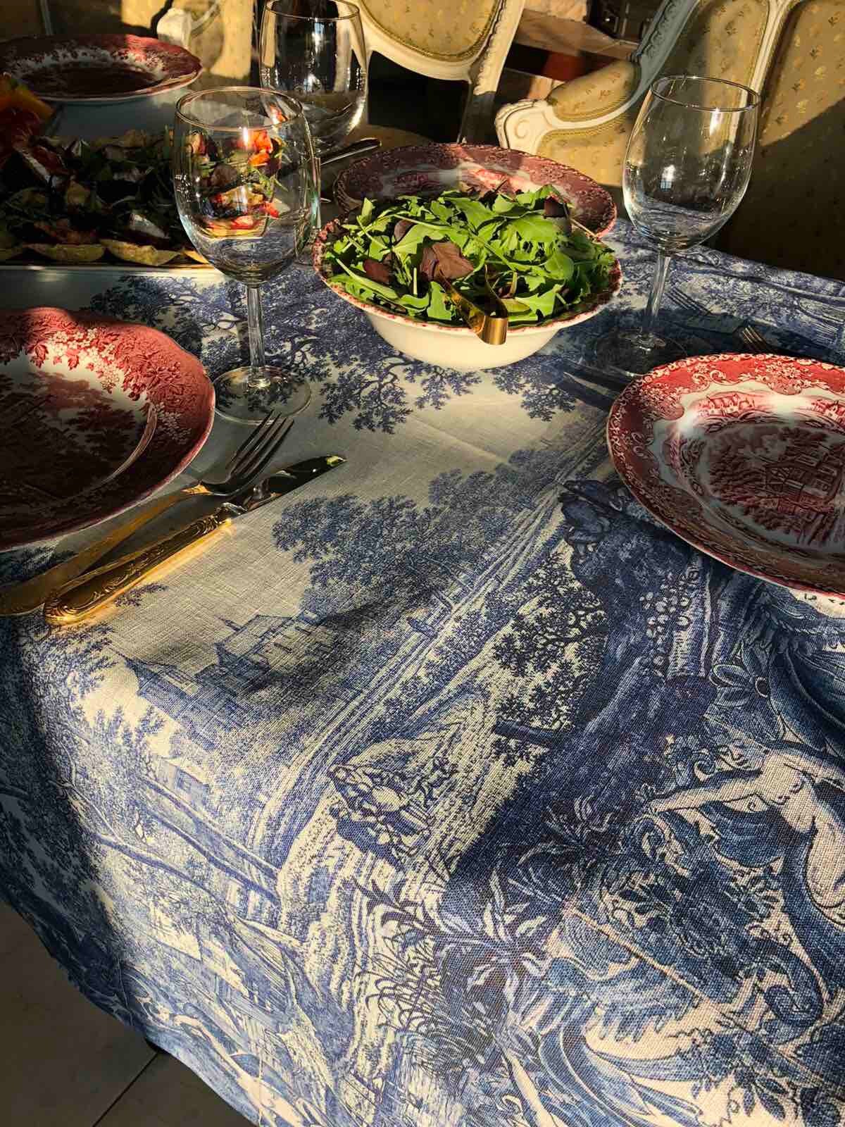 Linen tablecloth, Plaat, beschilderd met een rivierlandschap met kasteel, boerderij en enkele figuren, Frederik van Frytom, 100% linen