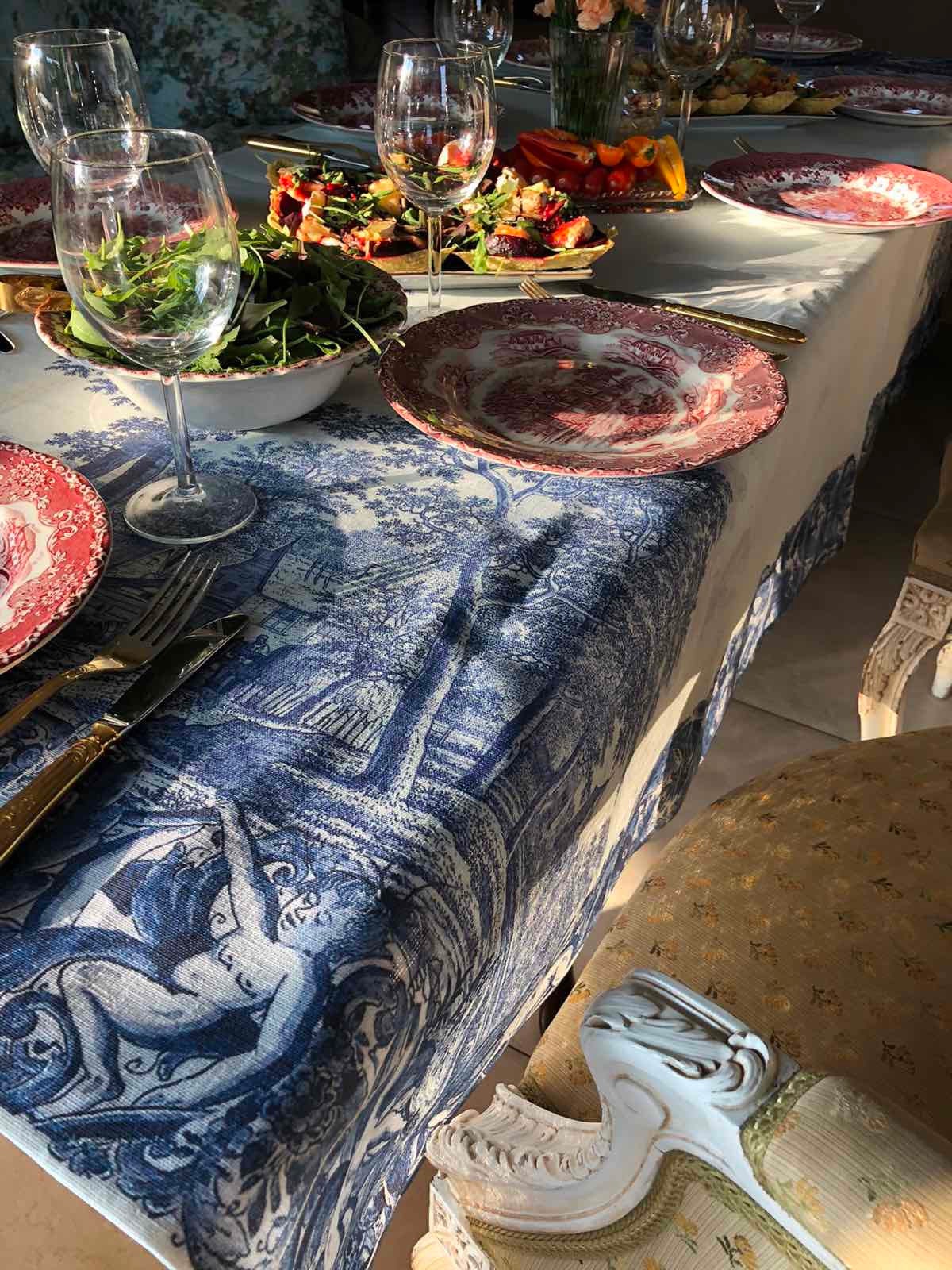 Linen tablecloth, Plaat, beschilderd met een rivierlandschap met kasteel, boerderij en enkele figuren, Frederik van Frytom, 100% linen