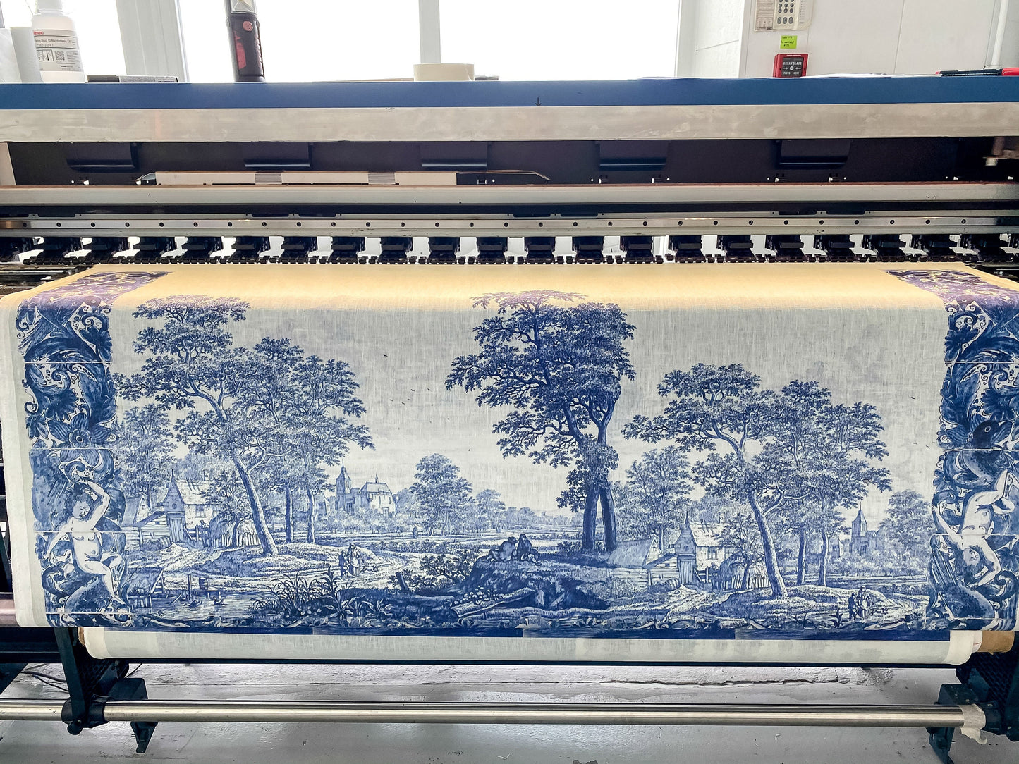 Linen tablecloth, Plaat, beschilderd met een rivierlandschap met kasteel, boerderij en enkele figuren, Frederik van Frytom, 100% linen